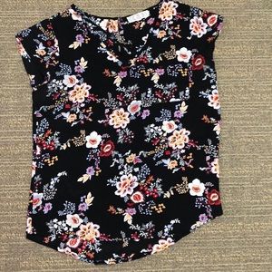 🎉🆕 Flowy floral black top 🎉
